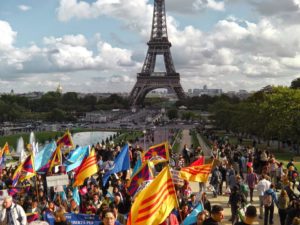 Una foto di una marcia organizzata da Società Libera a Parigi