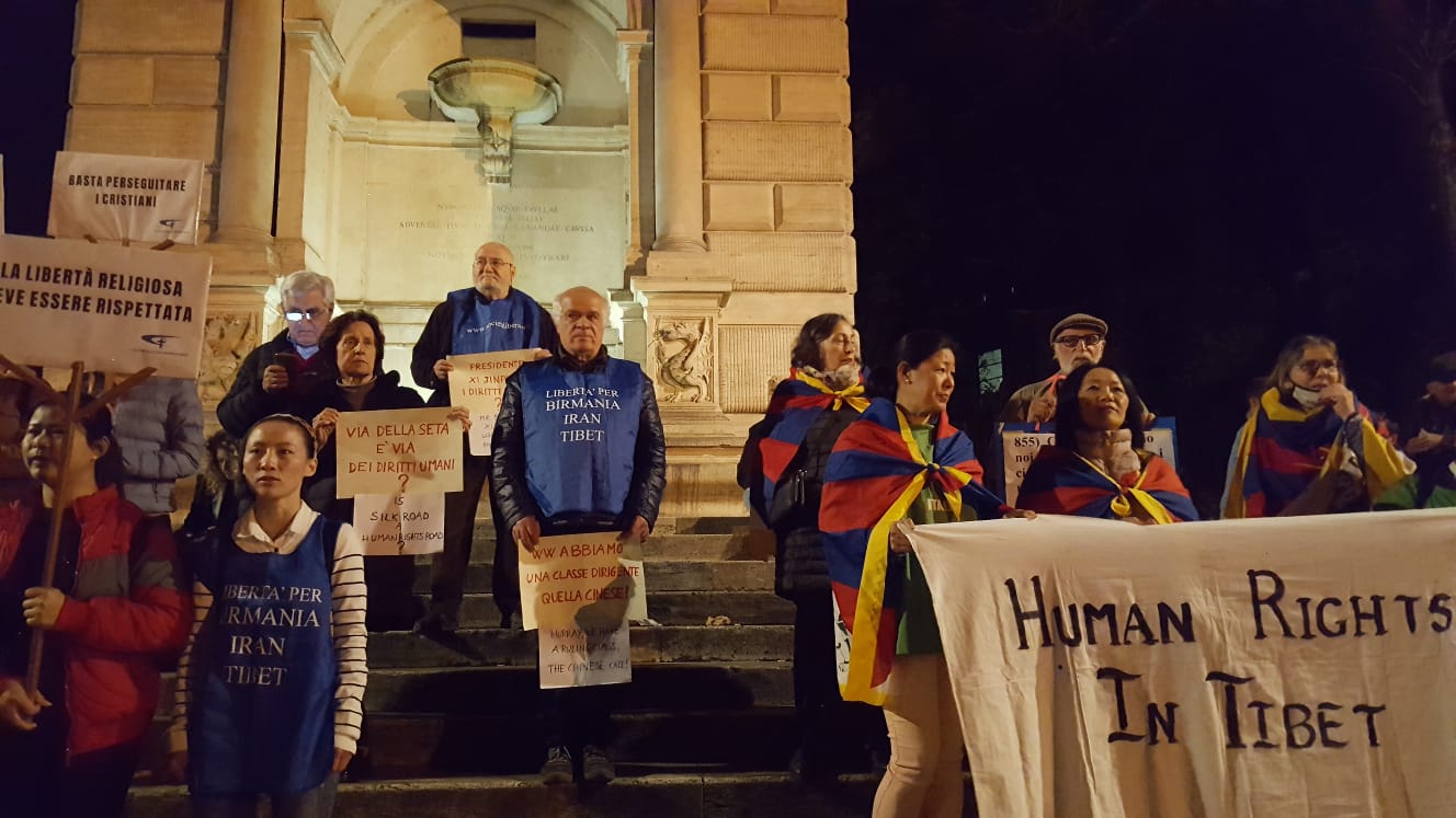 Roma - flash mob per ricordare al Presidente cinese il rispetto dei Diritti Umani e le drammatiche condizioni dei Popoli Tibetano ed Uyghuro - 22 marzo 2019