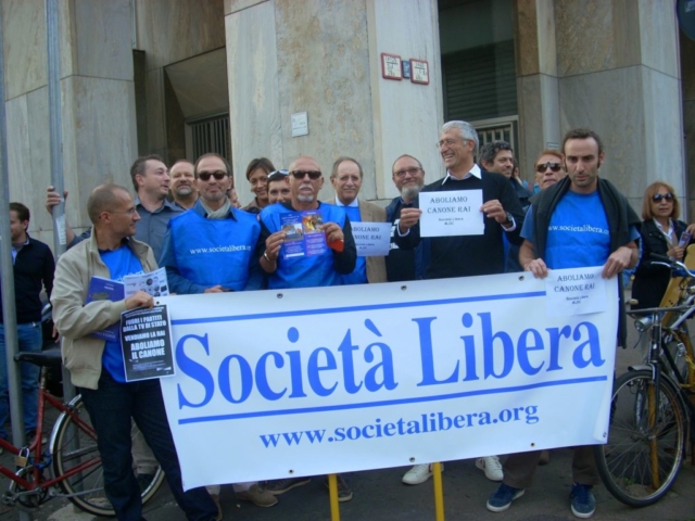 Roma e Milano,  Presidio silenzioso sulla privatizzazione della RAI, 25 ottobre 2014