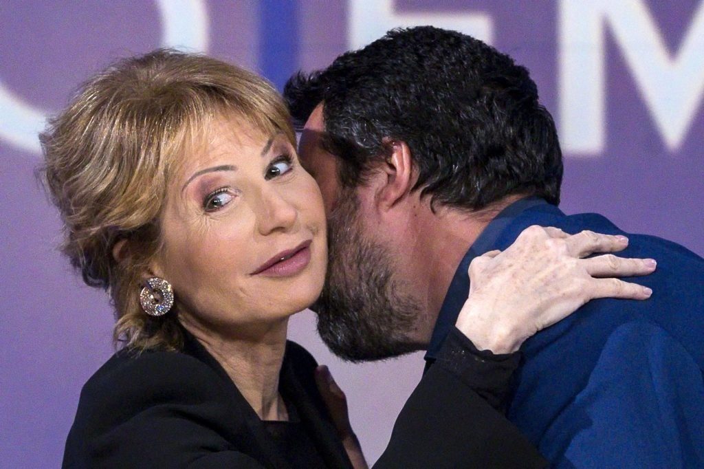 Primo piano di Lilly Gruber che abbraccia Matteo Salvini