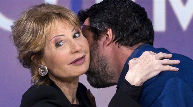 Primo piano di Lilly Gruber che abbraccia Matteo Salvini