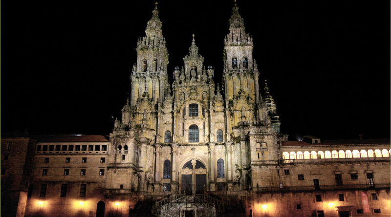 Una veduta notturna della Cattedrale di Santiago di Compostela