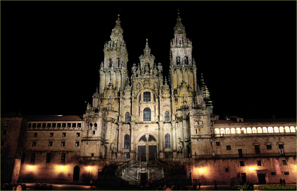 Una veduta notturna della Cattedrale di Santiago di Compostela