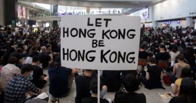 Un cartello esposto dai manifestanti ad Hong Kong