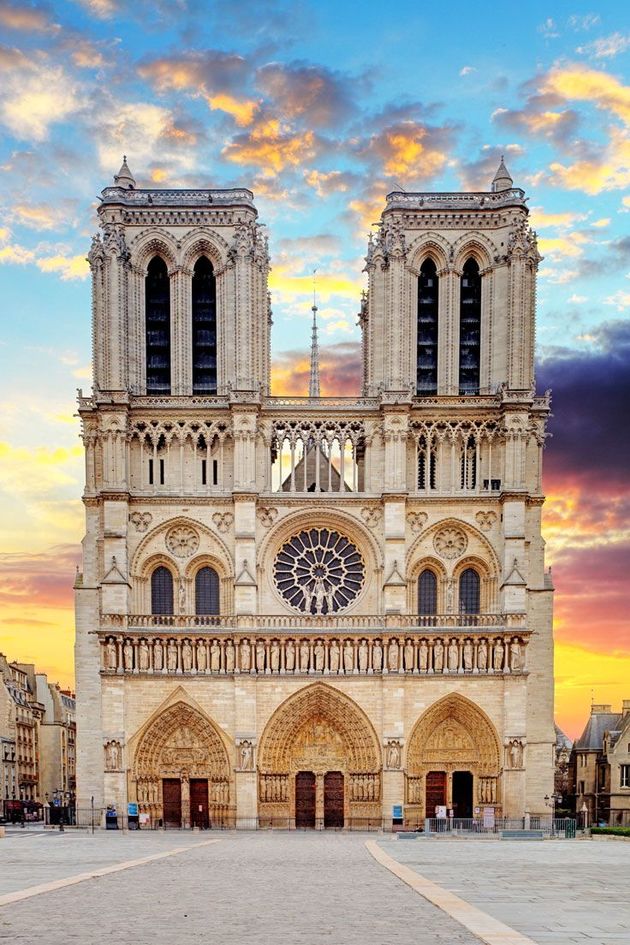 La facciata della Cattedrale Notre-Dame di Parigi