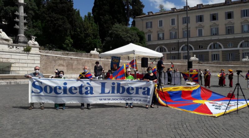 Roma, manifestazione contro la colonizzazione dell'Italia da parte della Cina