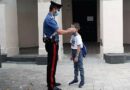 Un Carabiniere di fronte ad un bambino che va a scuola