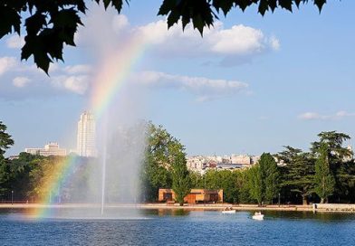 Arcobaleno con su lo sfondo un parco cittadino